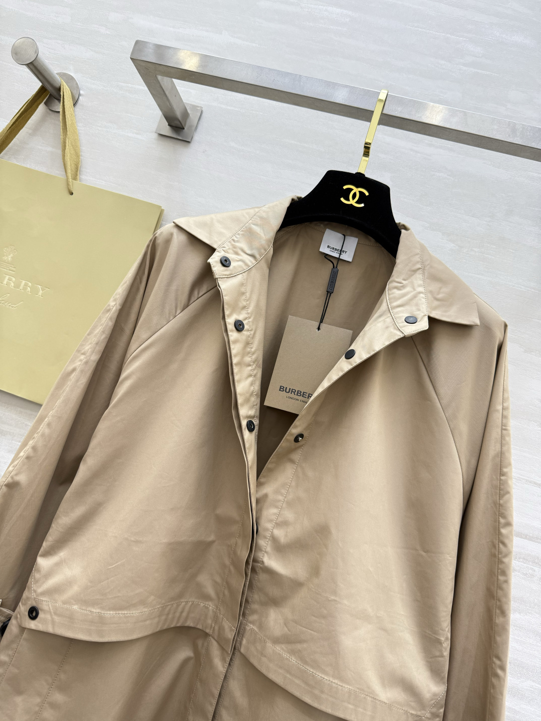 #Burberr♡²⁶新款 中长款风衣 简约设计 宽松版型 轻薄面料超适合早春入手 袖口可调节纽扣细节满