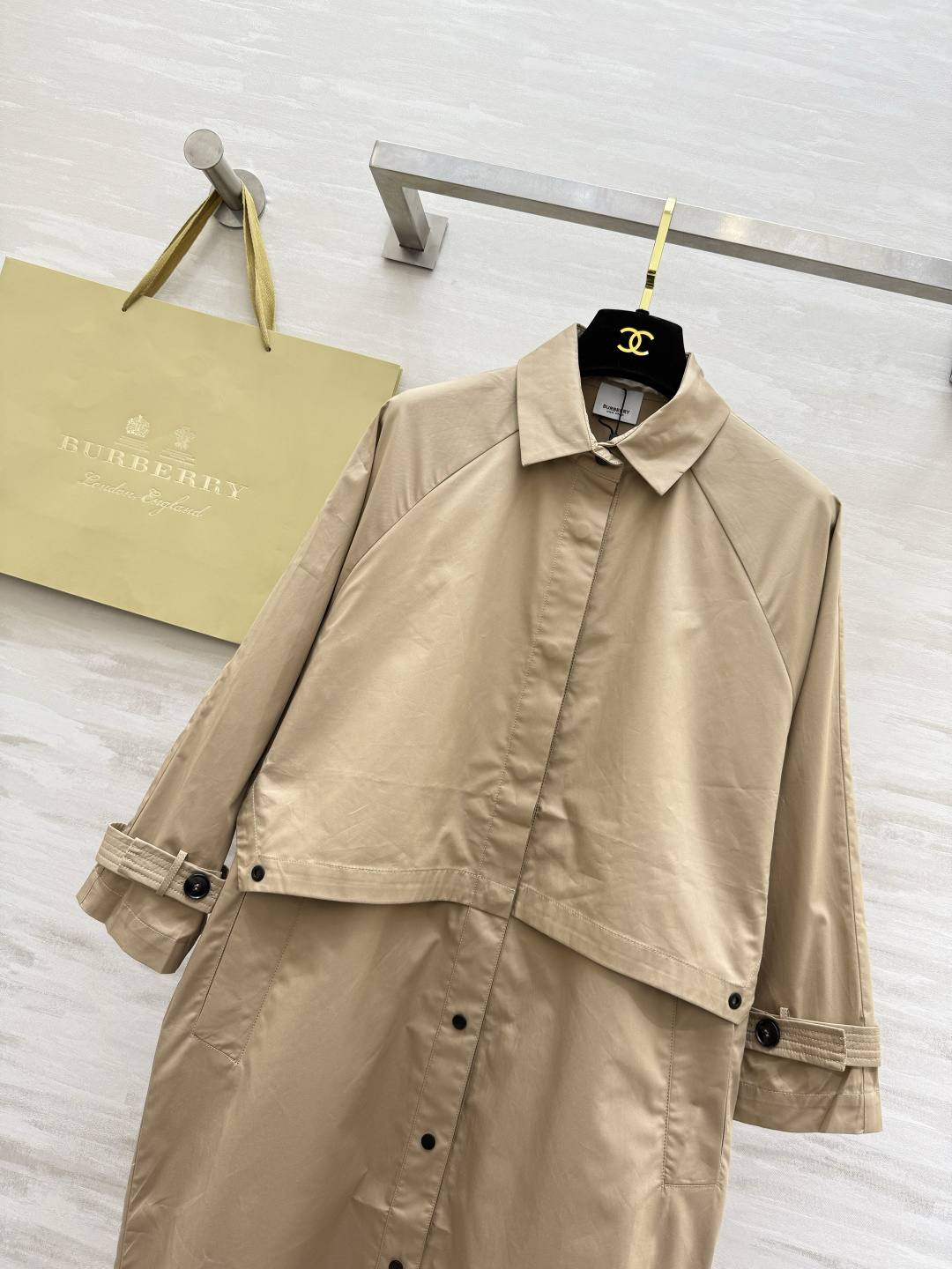 #Burberr♡²⁶新款 中长款风衣 简约设计 宽松版型 轻薄面料超适合早春入手 袖口可调节纽扣细节满