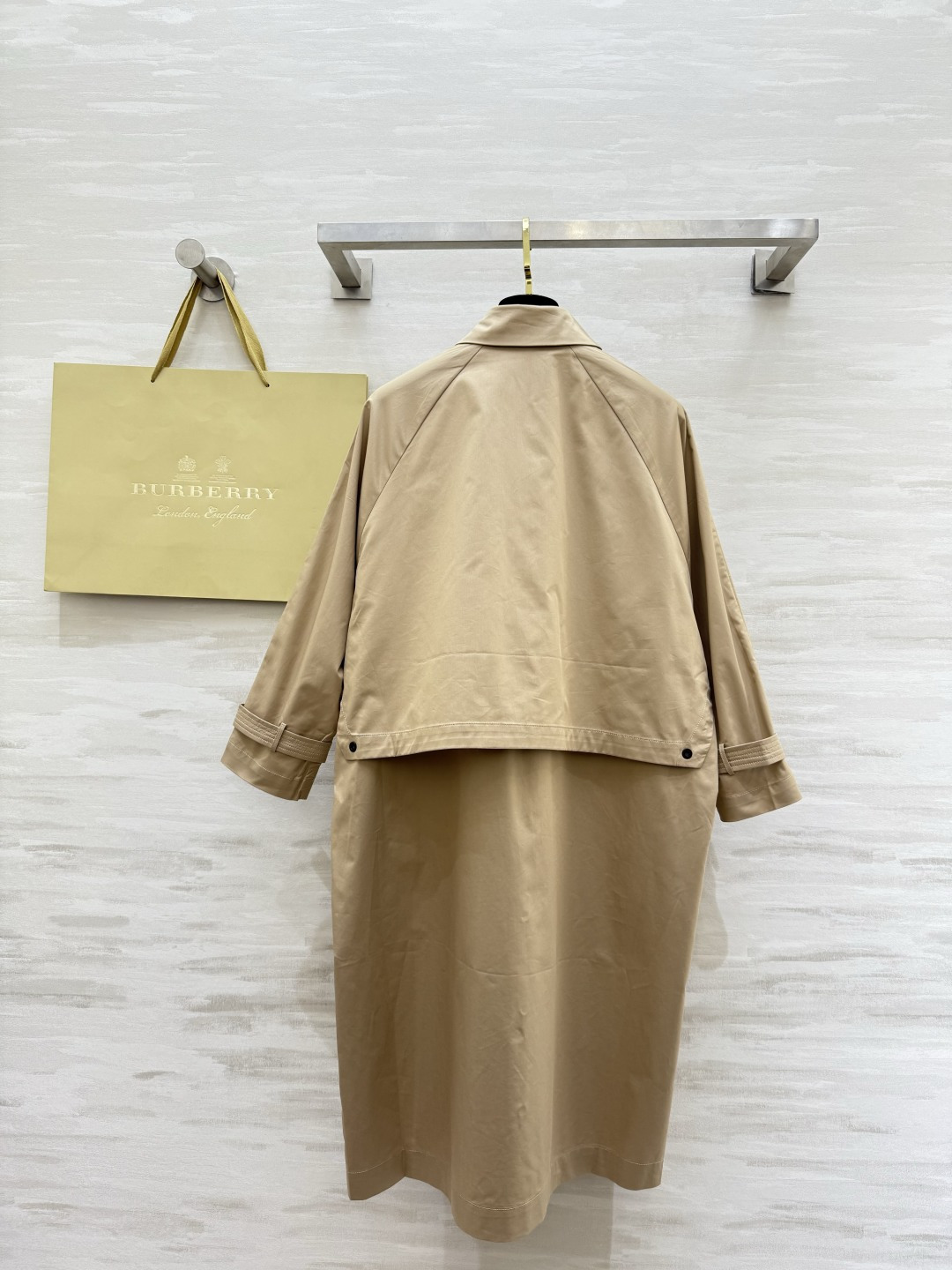 #Burberr♡²⁶新款 中长款风衣 简约设计 宽松版型 轻薄面料超适合早春入手 袖口可调节纽扣细节满