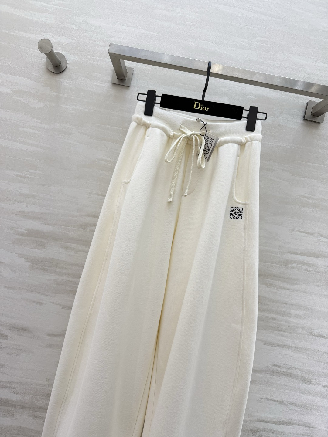 #Loew♡²⁶春夏新款 休闲裤 精致logo刺绣🪡 裤腿抽绳可收腿设计 无敌显瘦裤型！！！春夏必入神裤