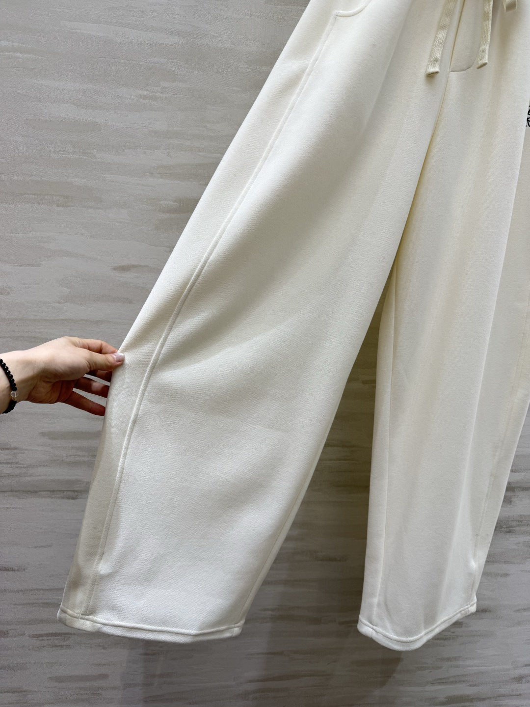 #Loew♡²⁶春夏新款 休闲裤 精致logo刺绣🪡 裤腿抽绳可收腿设计 无敌显瘦裤型！！！春夏必入神裤