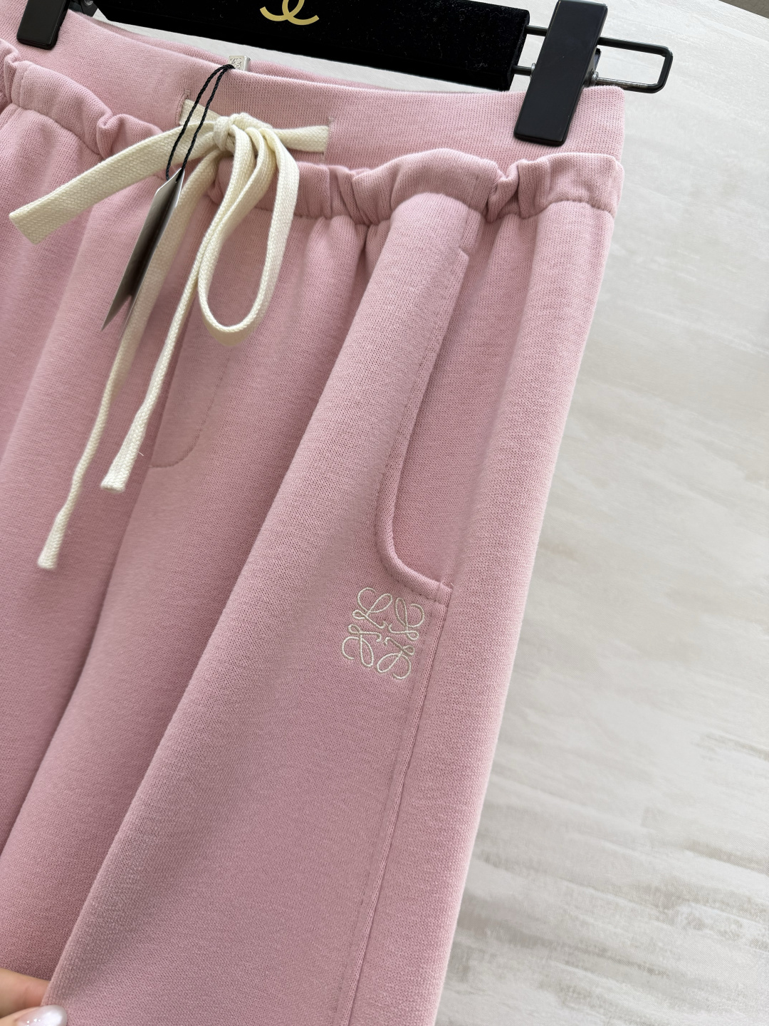 #Loew♡²⁶春夏新款 休闲裤 精致logo刺绣🪡 裤腿抽绳可收腿设计 无敌显瘦裤型！！！春夏必入神裤