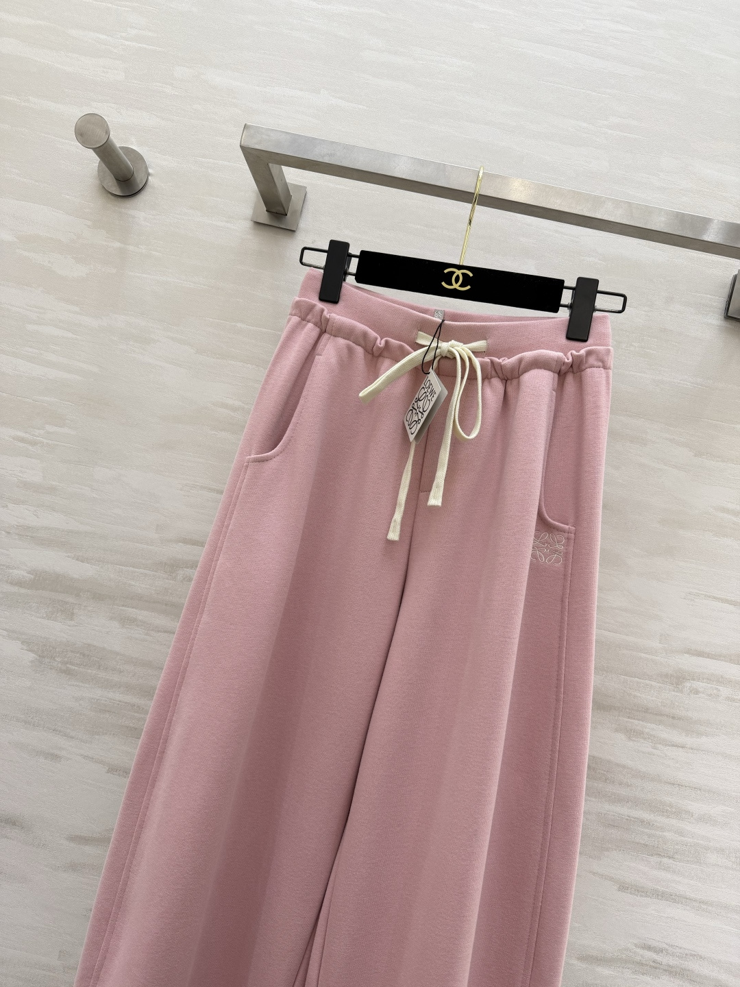 #Loew♡²⁶春夏新款 休闲裤 精致logo刺绣🪡 裤腿抽绳可收腿设计 无敌显瘦裤型！！！春夏必入神裤