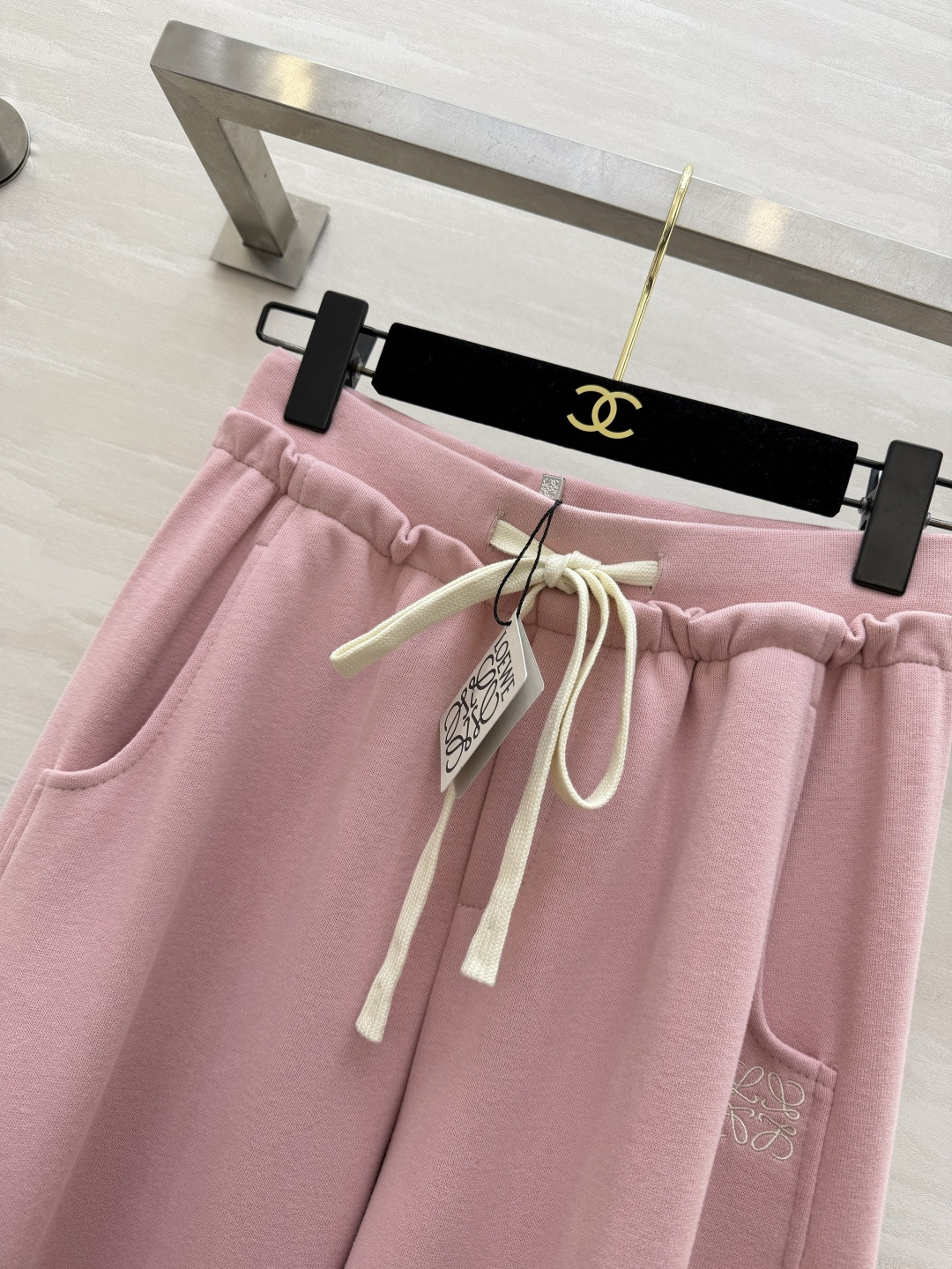 #Loew♡²⁶春夏新款 休闲裤 精致logo刺绣🪡 裤腿抽绳可收腿设计 无敌显瘦裤型！！！春夏必入神裤