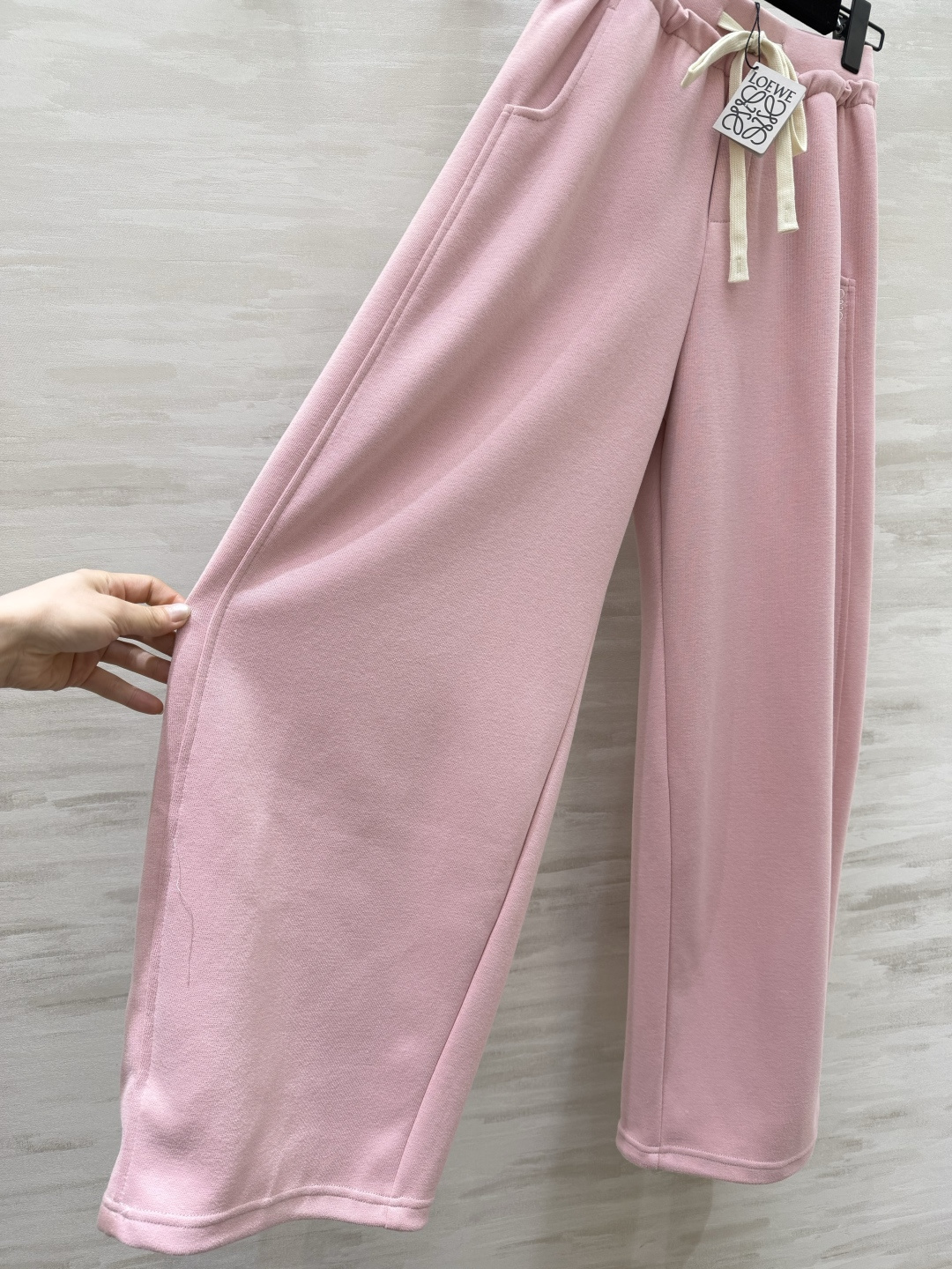 #Loew♡²⁶春夏新款 休闲裤 精致logo刺绣🪡 裤腿抽绳可收腿设计 无敌显瘦裤型！！！春夏必入神裤