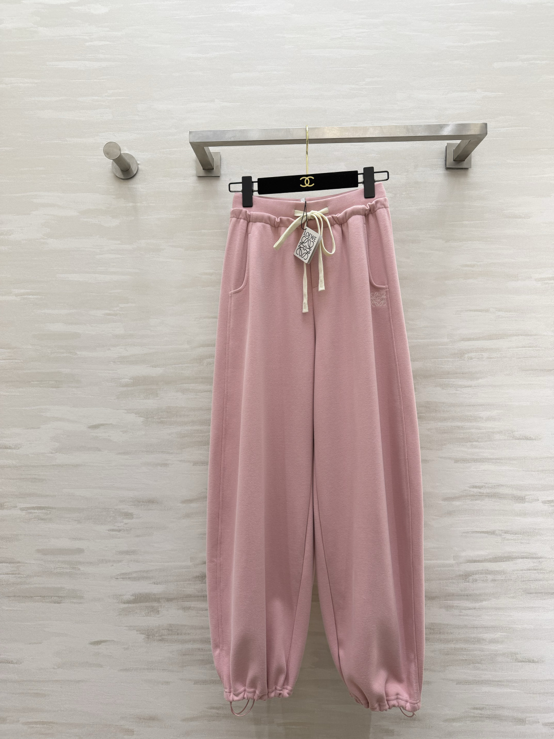 #Loew♡²⁶春夏新款 休闲裤 精致logo刺绣🪡 裤腿抽绳可收腿设计 无敌显瘦裤型！！！春夏必入神裤