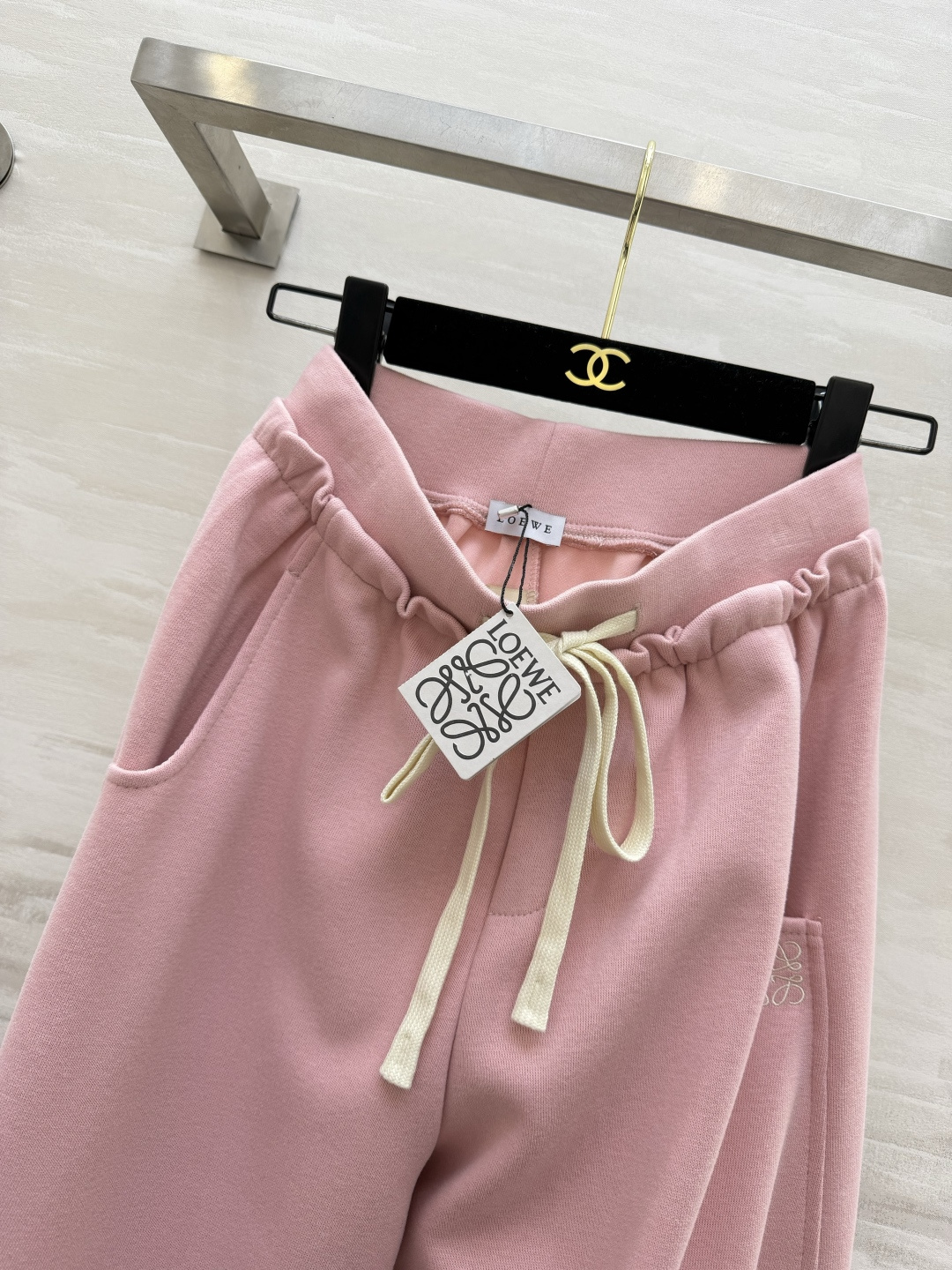 #Loew♡²⁶春夏新款 休闲裤 精致logo刺绣🪡 裤腿抽绳可收腿设计 无敌显瘦裤型！！！春夏必入神裤
