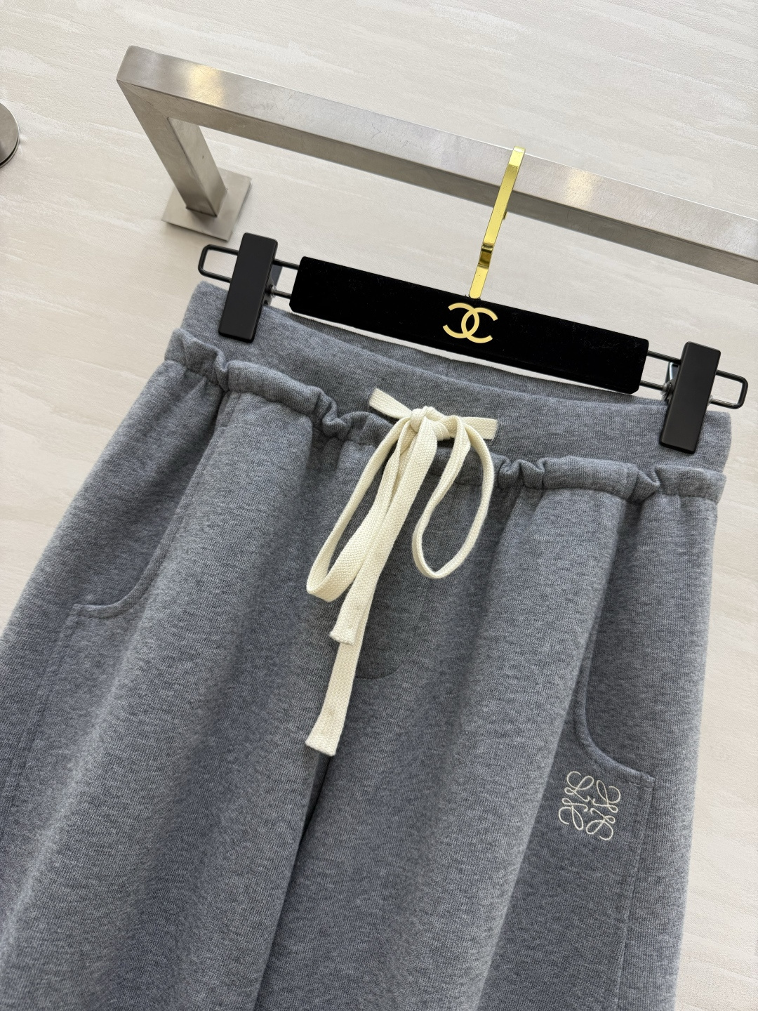 #Loew♡²⁶春夏新款 休闲裤 精致logo刺绣🪡 裤腿抽绳可收腿设计 无敌显瘦裤型！！！春夏必入神裤