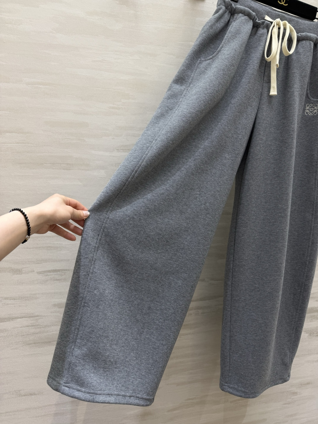 #Loew♡²⁶春夏新款 休闲裤 精致logo刺绣🪡 裤腿抽绳可收腿设计 无敌显瘦裤型！！！春夏必入神裤