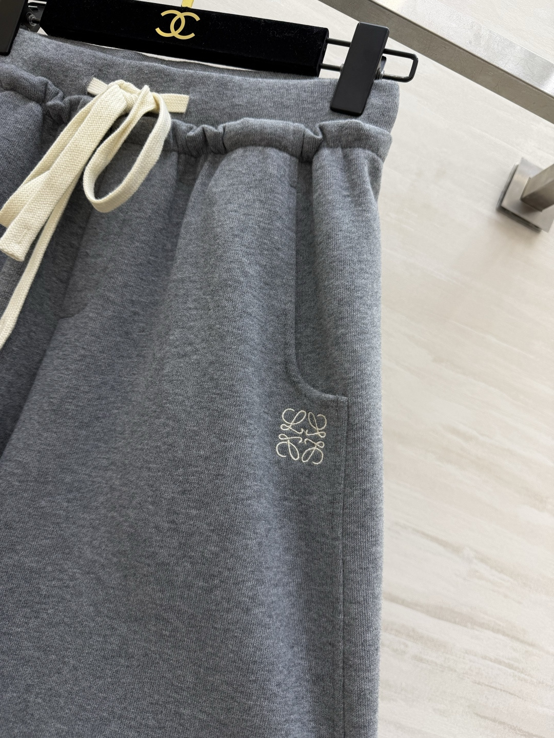 #Loew♡²⁶春夏新款 休闲裤 精致logo刺绣🪡 裤腿抽绳可收腿设计 无敌显瘦裤型！！！春夏必入神裤