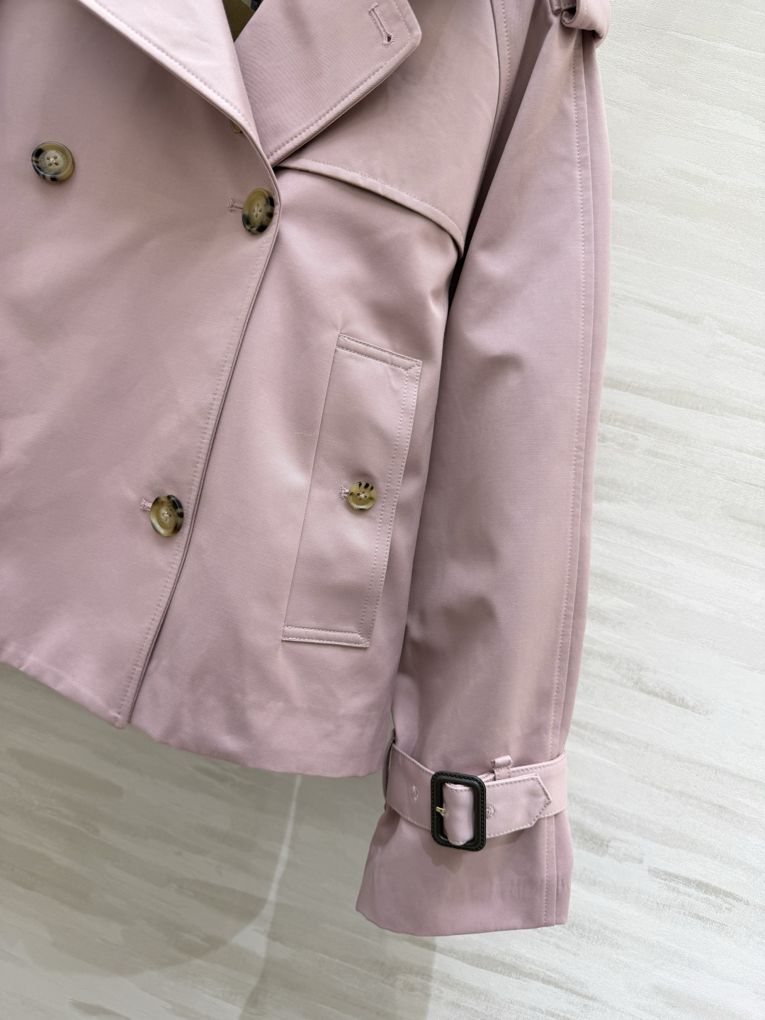 #Burberr♡²⁶博柏利｜肯辛顿粉色风衣外套 采用轻盈嘎巴甸面料柔软又防风 春季超适合！浅粉色低饱和