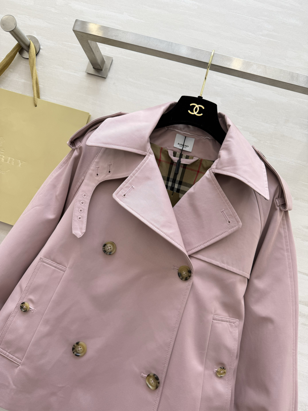 #Burberr♡²⁶博柏利｜肯辛顿粉色风衣外套 采用轻盈嘎巴甸面料柔软又防风 春季超适合！浅粉色低饱和