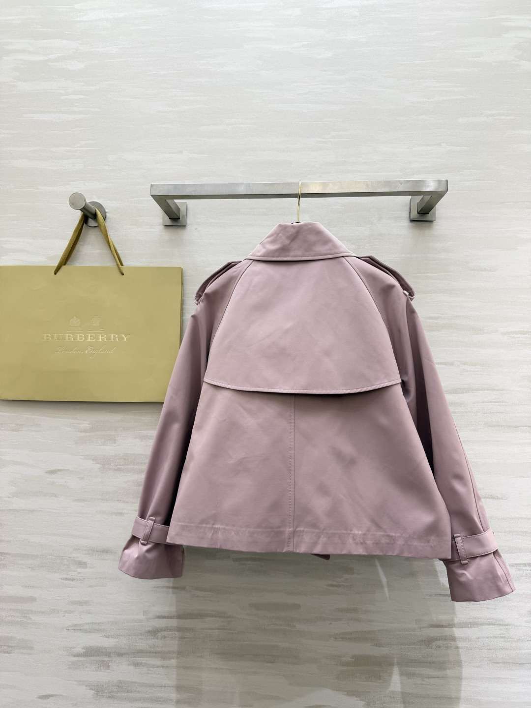#Burberr♡²⁶博柏利｜肯辛顿粉色风衣外套 采用轻盈嘎巴甸面料柔软又防风 春季超适合！浅粉色低饱和
