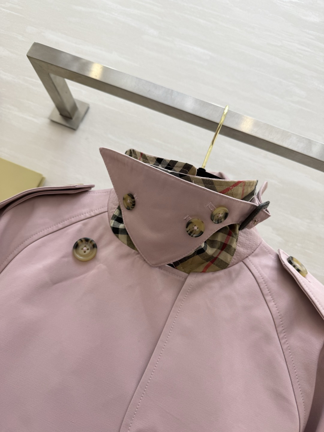 #Burberr♡²⁶博柏利｜肯辛顿粉色风衣外套 采用轻盈嘎巴甸面料柔软又防风 春季超适合！浅粉色低饱和