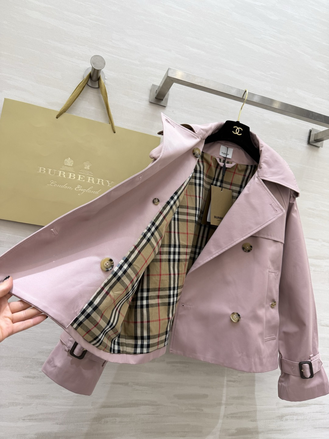 #Burberr♡²⁶博柏利｜肯辛顿粉色风衣外套 采用轻盈嘎巴甸面料柔软又防风 春季超适合！浅粉色低饱和