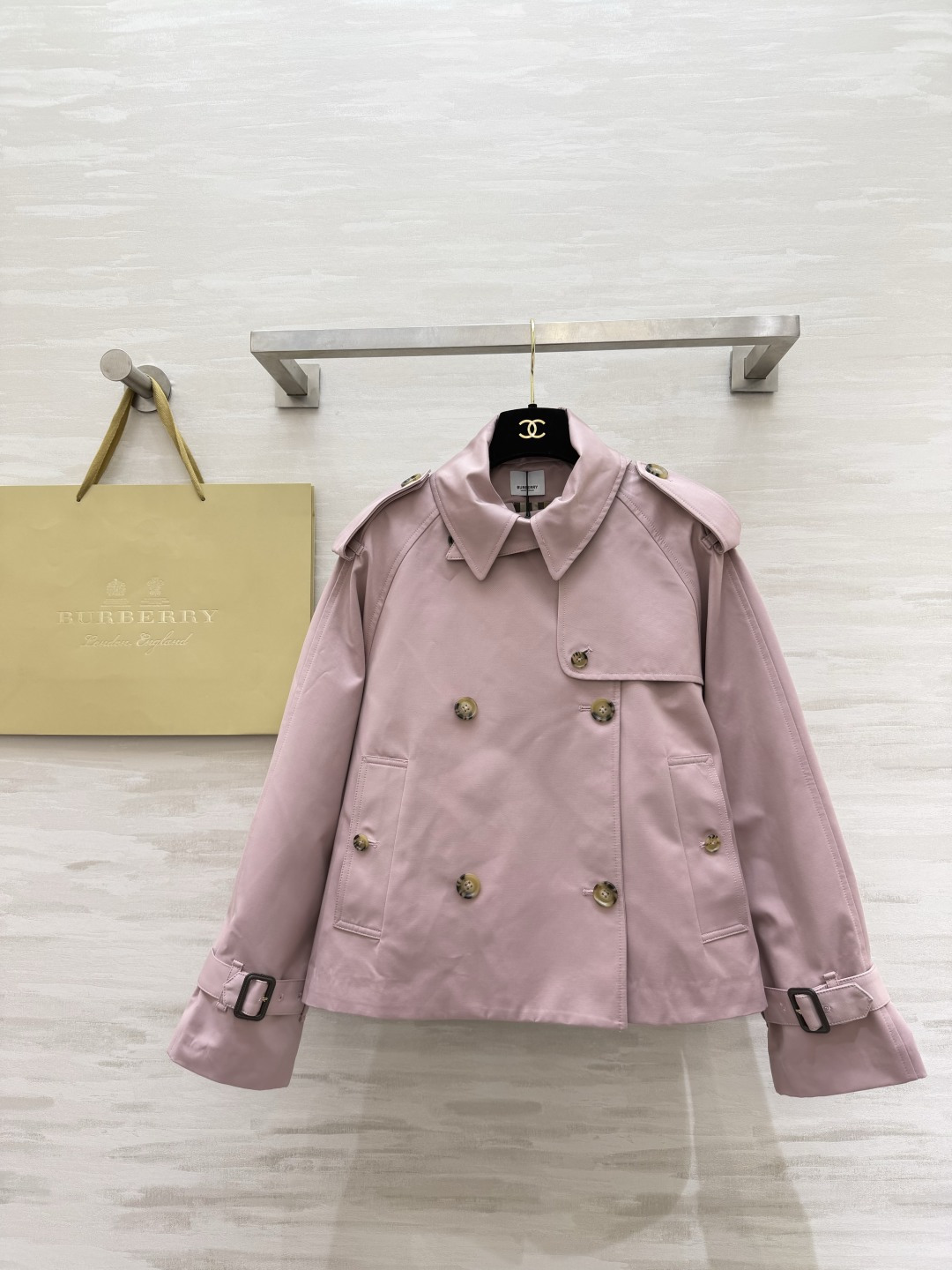 #Burberr♡²⁶博柏利｜肯辛顿粉色风衣外套 采用轻盈嘎巴甸面料柔软又防风 春季超适合！浅粉色低饱和