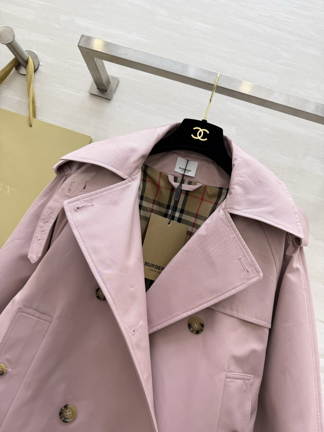 #Burberr♡²⁶博柏利｜肯辛顿粉色风衣外套 采用轻盈嘎巴甸面料柔软又防风 春季超适合！浅粉色低饱和