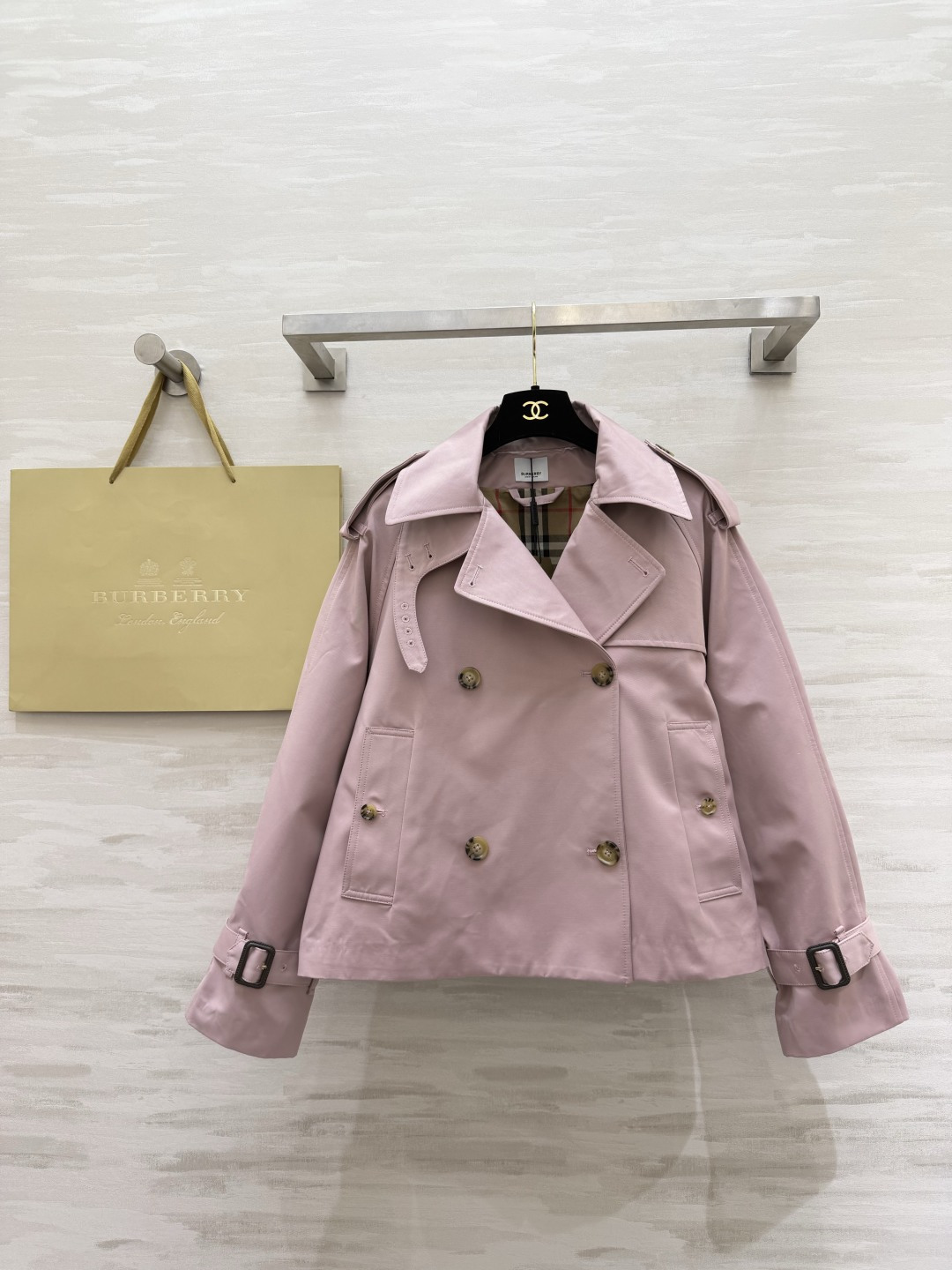 #Burberr♡²⁶博柏利｜肯辛顿粉色风衣外套 采用轻盈嘎巴甸面料柔软又防风 春季超适合！浅粉色低饱和