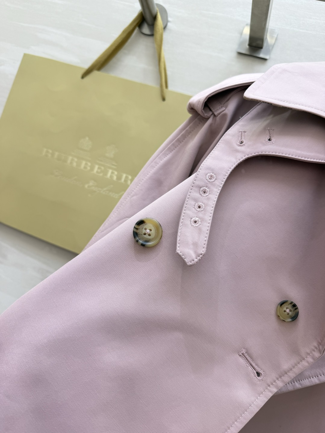 #Burberr♡²⁶博柏利｜肯辛顿粉色风衣外套 采用轻盈嘎巴甸面料柔软又防风 春季超适合！浅粉色低饱和