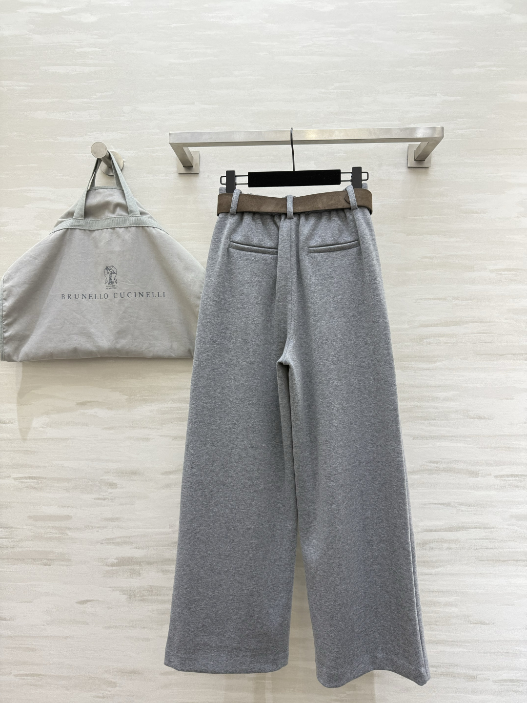 #Brunello Cucinell♡²⁶春夏新款 高腰直筒阔腿裤 垂感面料 宽松直筒设计简约又高级！高