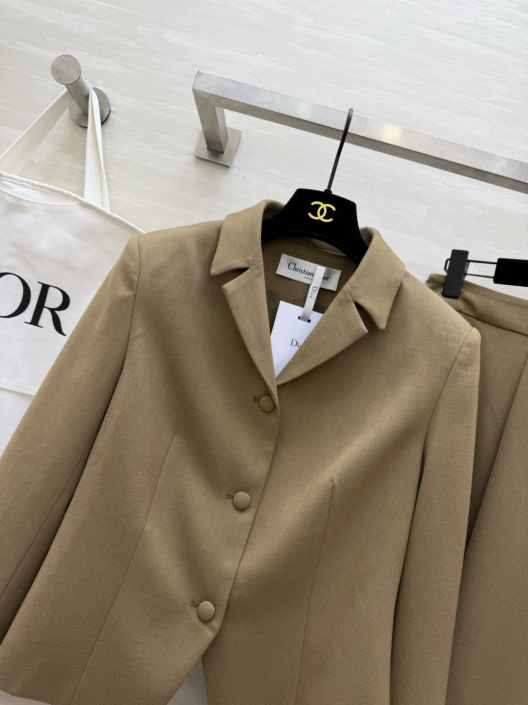 #DIO♡²⁶新款 西装套装​​ 修身西装外套+高腰长裙 优雅高级 外套枪驳领 三粒扣设计 剪裁利落 凸