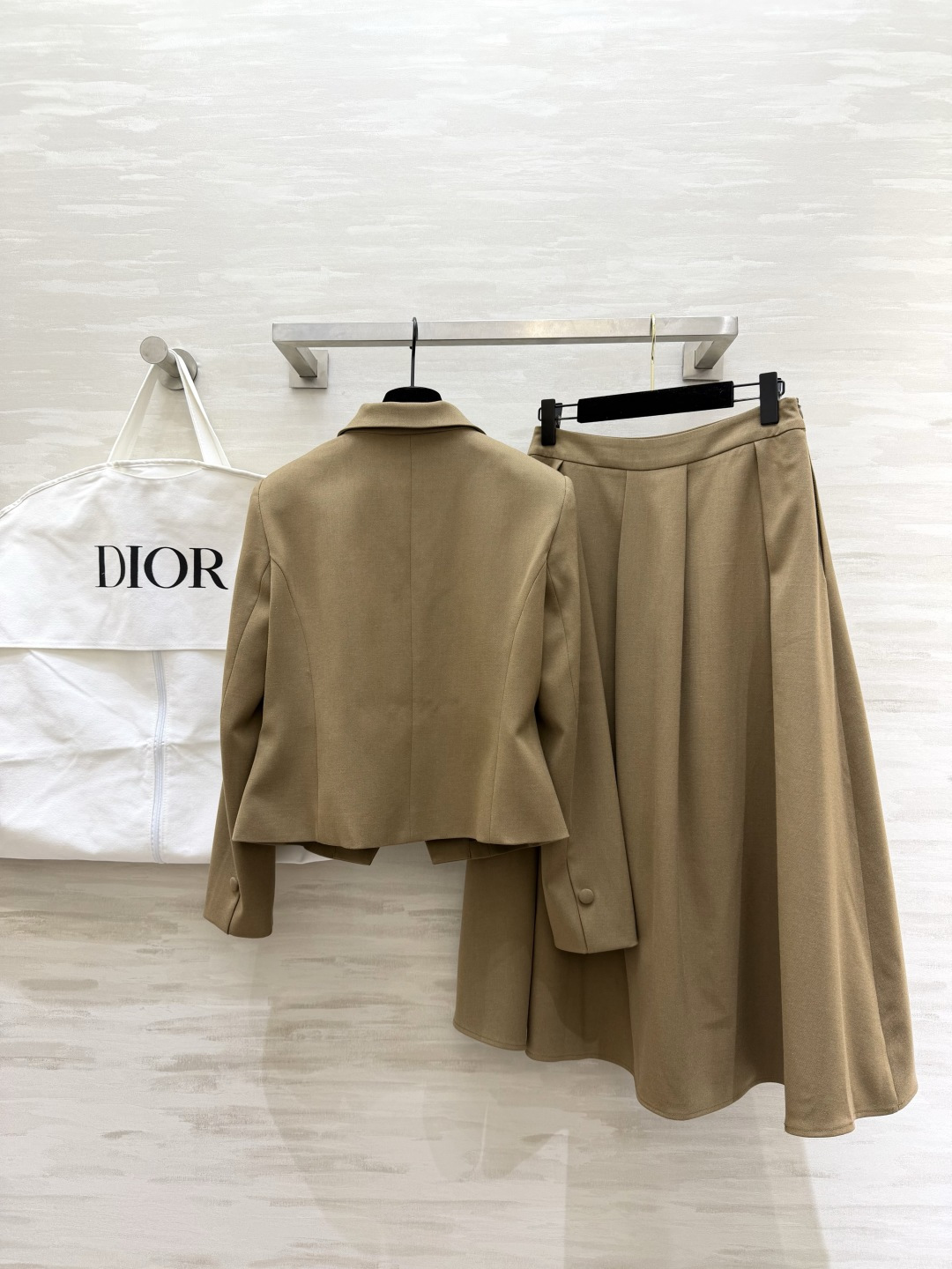 #DIO♡²⁶新款 西装套装​​ 修身西装外套+高腰长裙 优雅高级 外套枪驳领 三粒扣设计 剪裁利落 凸