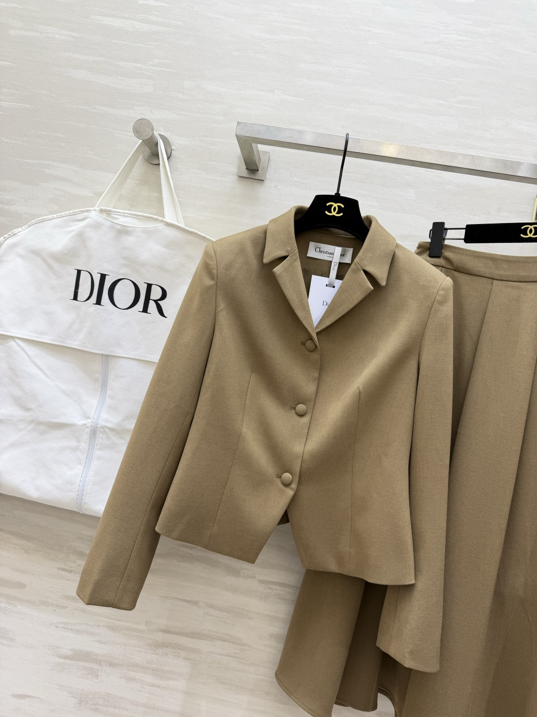 #DIO♡²⁶新款 西装套装​​ 修身西装外套+高腰长裙 优雅高级 外套枪驳领 三粒扣设计 剪裁利落 凸