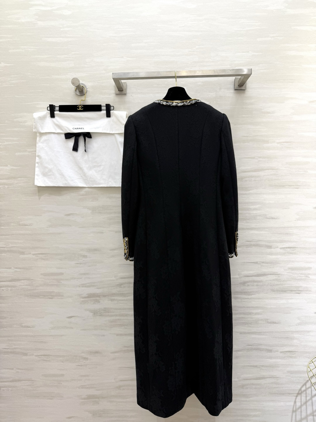 #Chane♡²⁶新款 黑色长款外套 开模定制双C金属纽扣细节精致✨ 四个对称口袋配编织装饰优雅又高级 