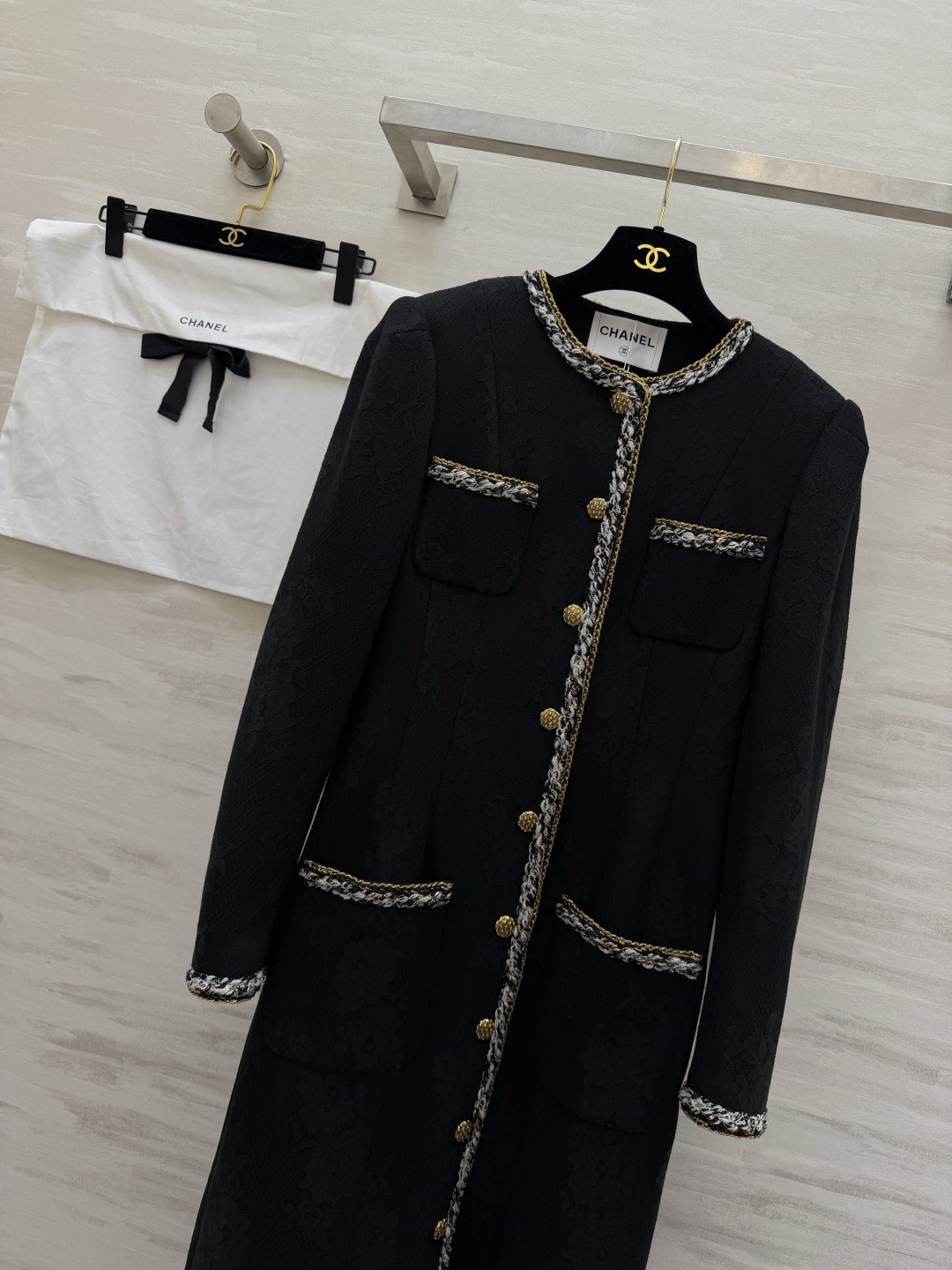 #Chane♡²⁶新款 黑色长款外套 开模定制双C金属纽扣细节精致✨ 四个对称口袋配编织装饰优雅又高级 