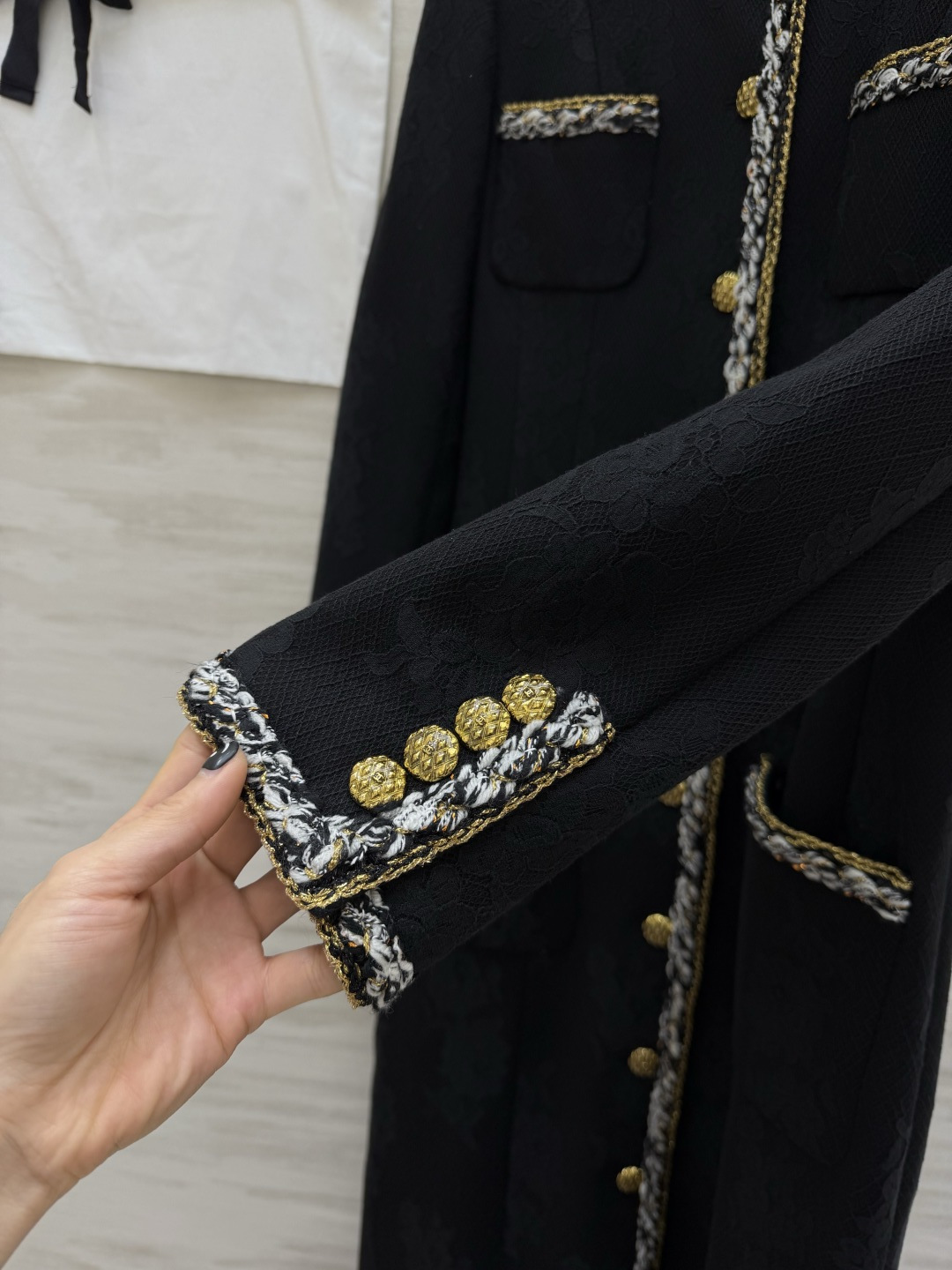 #Chane♡²⁶新款 黑色长款外套 开模定制双C金属纽扣细节精致✨ 四个对称口袋配编织装饰优雅又高级 