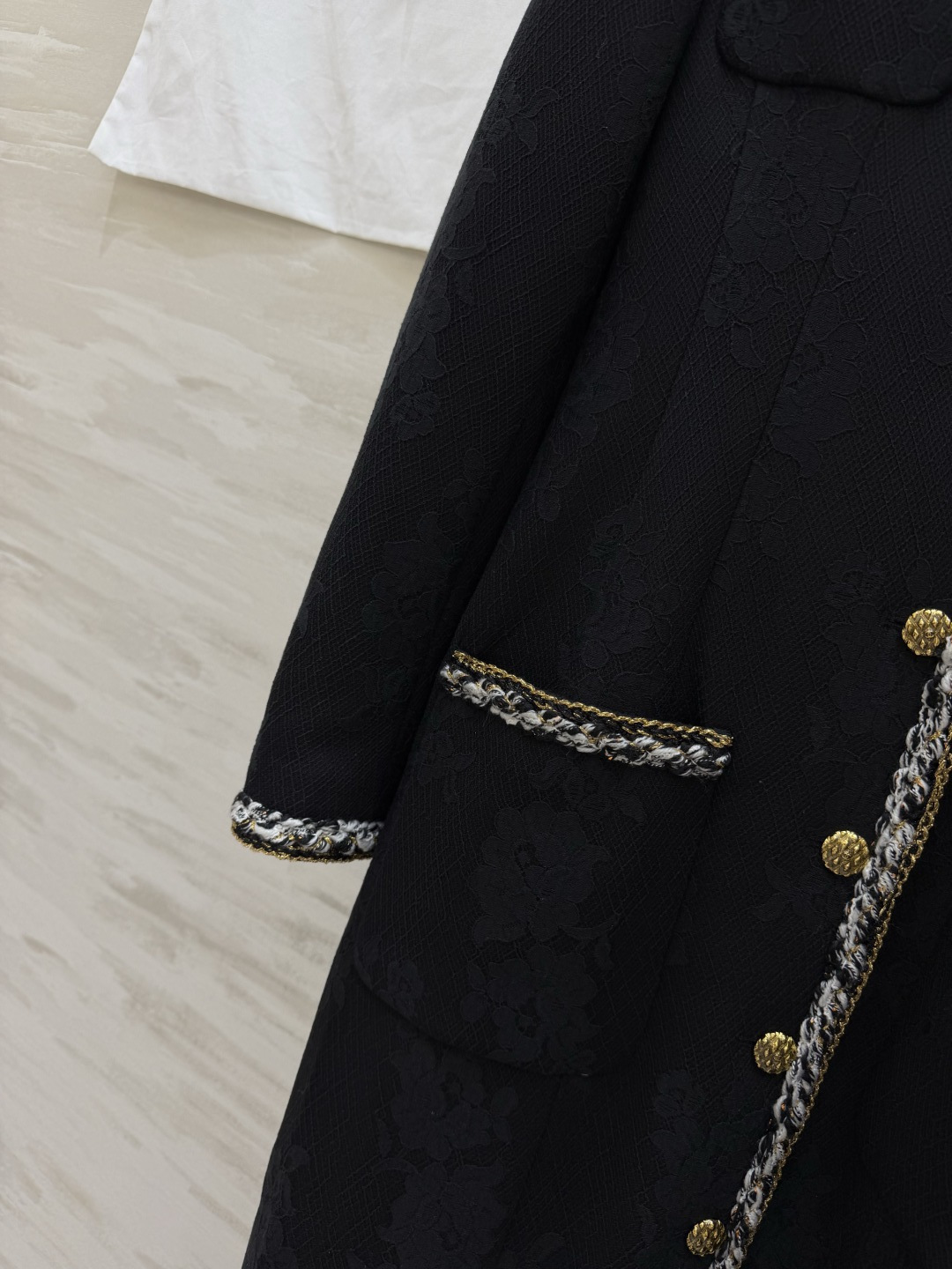 #Chane♡²⁶新款 黑色长款外套 开模定制双C金属纽扣细节精致✨ 四个对称口袋配编织装饰优雅又高级 