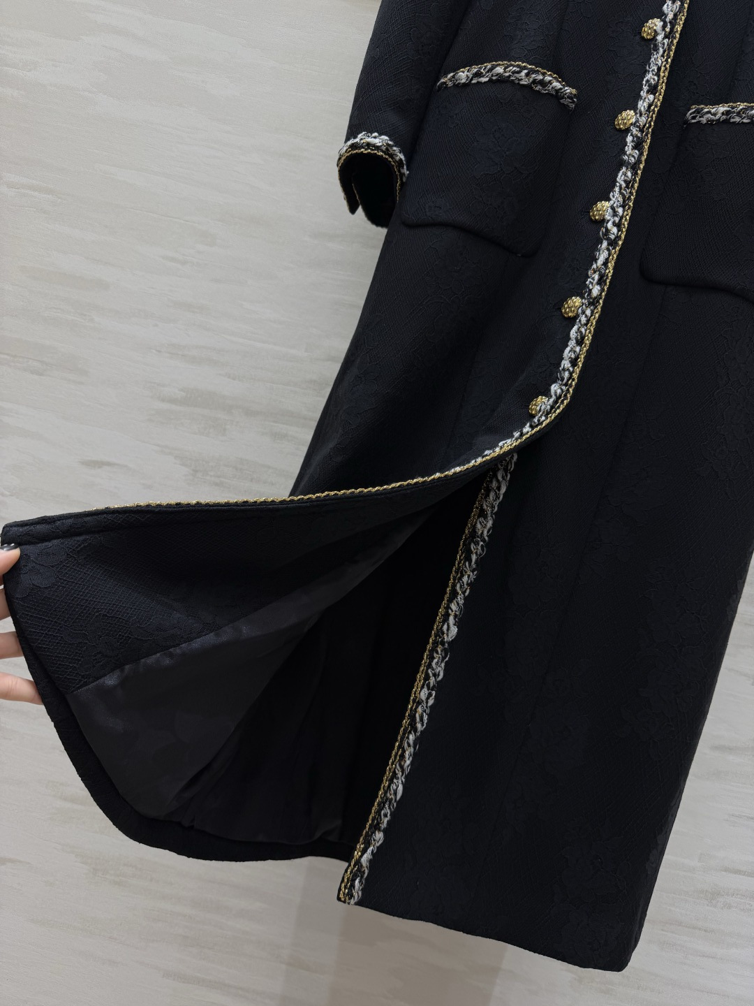 #Chane♡²⁶新款 黑色长款外套 开模定制双C金属纽扣细节精致✨ 四个对称口袋配编织装饰优雅又高级 