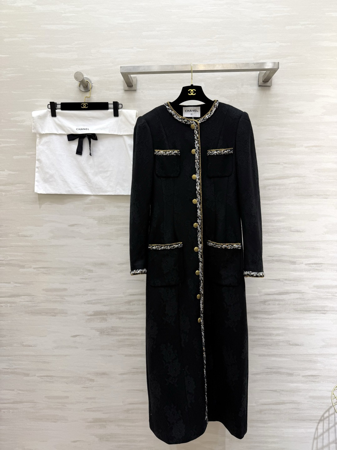 #Chane♡²⁶新款 黑色长款外套 开模定制双C金属纽扣细节精致✨ 四个对称口袋配编织装饰优雅又高级 