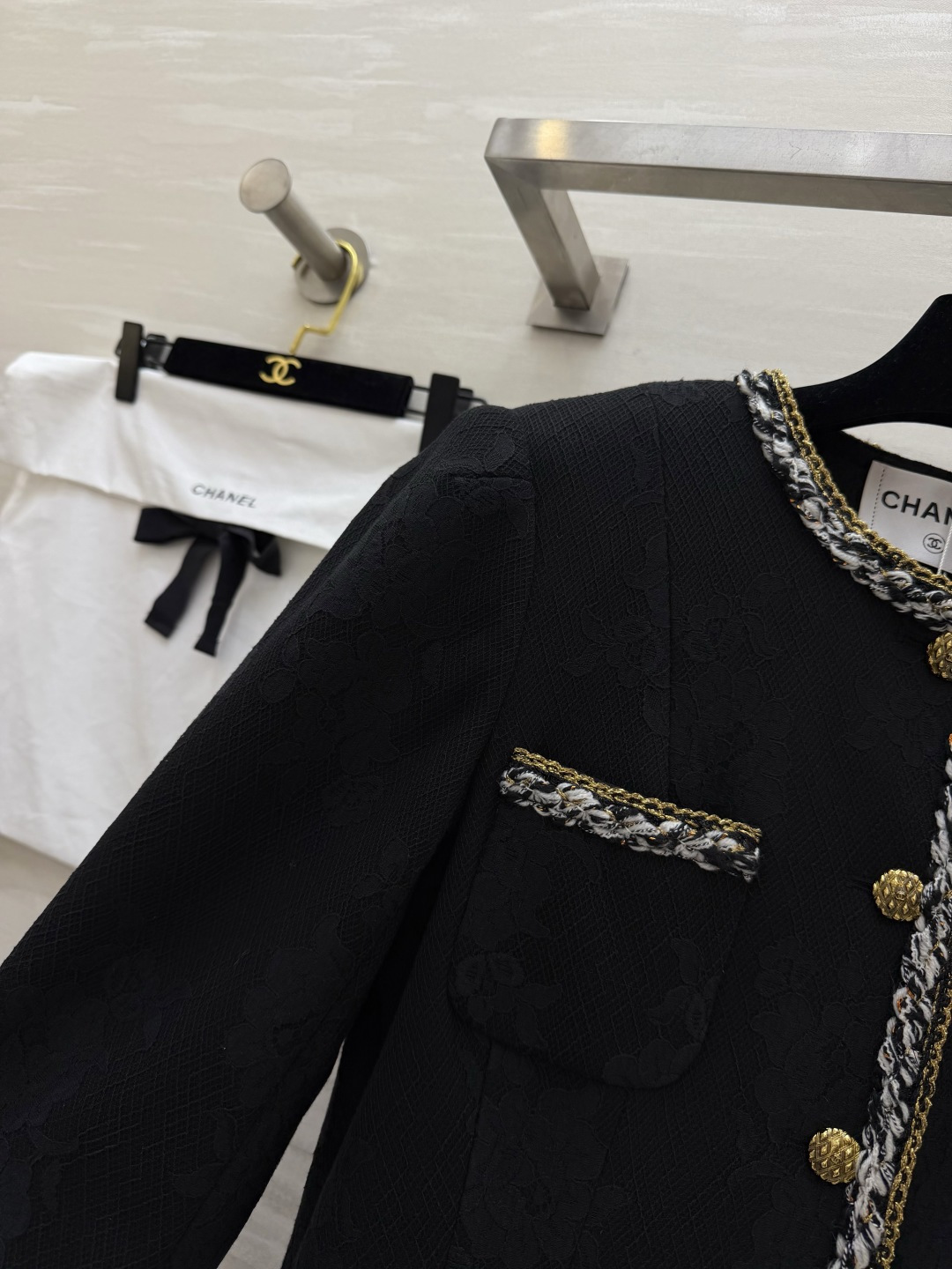 #Chane♡²⁶新款 黑色长款外套 开模定制双C金属纽扣细节精致✨ 四个对称口袋配编织装饰优雅又高级 