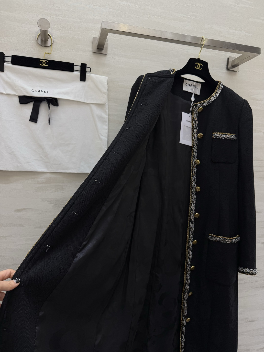#Chane♡²⁶新款 黑色长款外套 开模定制双C金属纽扣细节精致✨ 四个对称口袋配编织装饰优雅又高级 