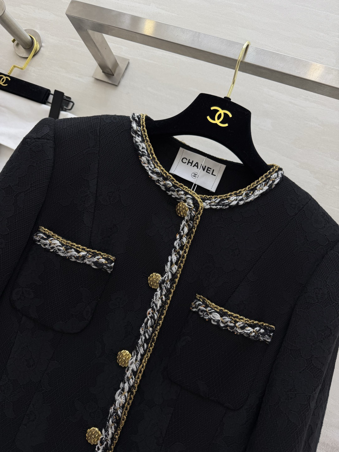 #Chane♡²⁶新款 黑色长款外套 开模定制双C金属纽扣细节精致✨ 四个对称口袋配编织装饰优雅又高级 