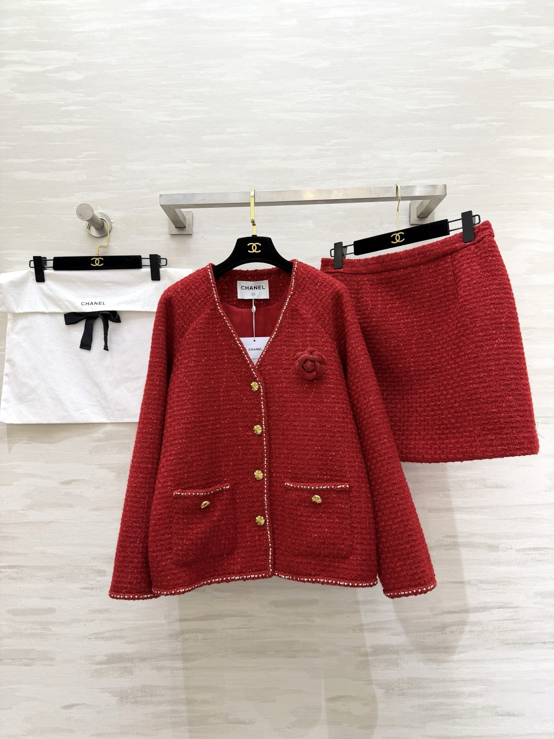 NO:784787,#Chane New Year's Limited Edition red woven tweed series. Customized woven fabrics are exquisite and high-end. The molded metal double C buttons are full of details. The whole upper body is full of elegance. High-quality customization. Sold separately.19860909#Chane新年限定 红色编织花呢系列 定制编织面料精致高级 开模金属双C纽扣细节感十足 整套上身贵气范十足 高品质定制 分开发售 sizeS/M/L（s码外套落肩胸围96,衣长61 ,半裙腰围68,臀围90,裙长42）外套,半裙240,香奈儿-服装,chanel,chanel,skirts,jackets & coats,,Women's clothing
