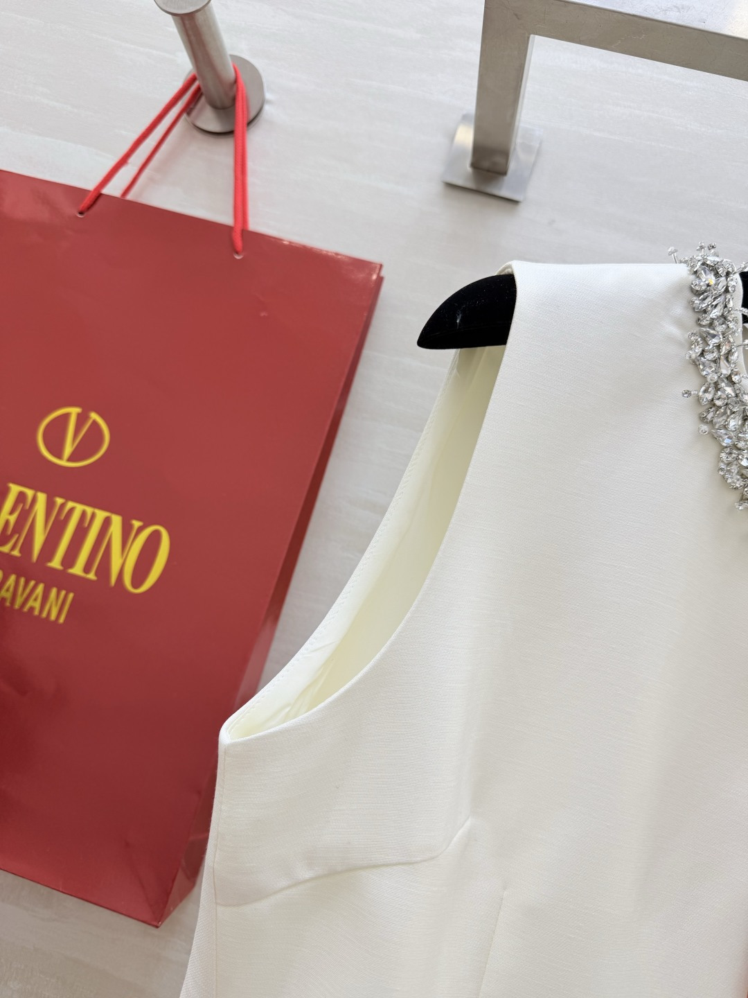 #Valentin♡²⁶新款 重工钉珠连衣裙 圆领纯手工重工镶钻设计超精致 简约优雅又不失华丽感 立体剪