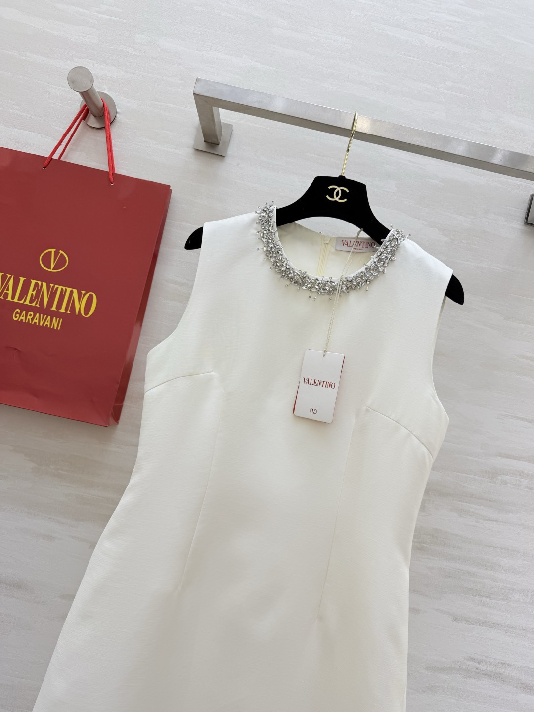 #Valentin♡²⁶新款 重工钉珠连衣裙 圆领纯手工重工镶钻设计超精致 简约优雅又不失华丽感 立体剪