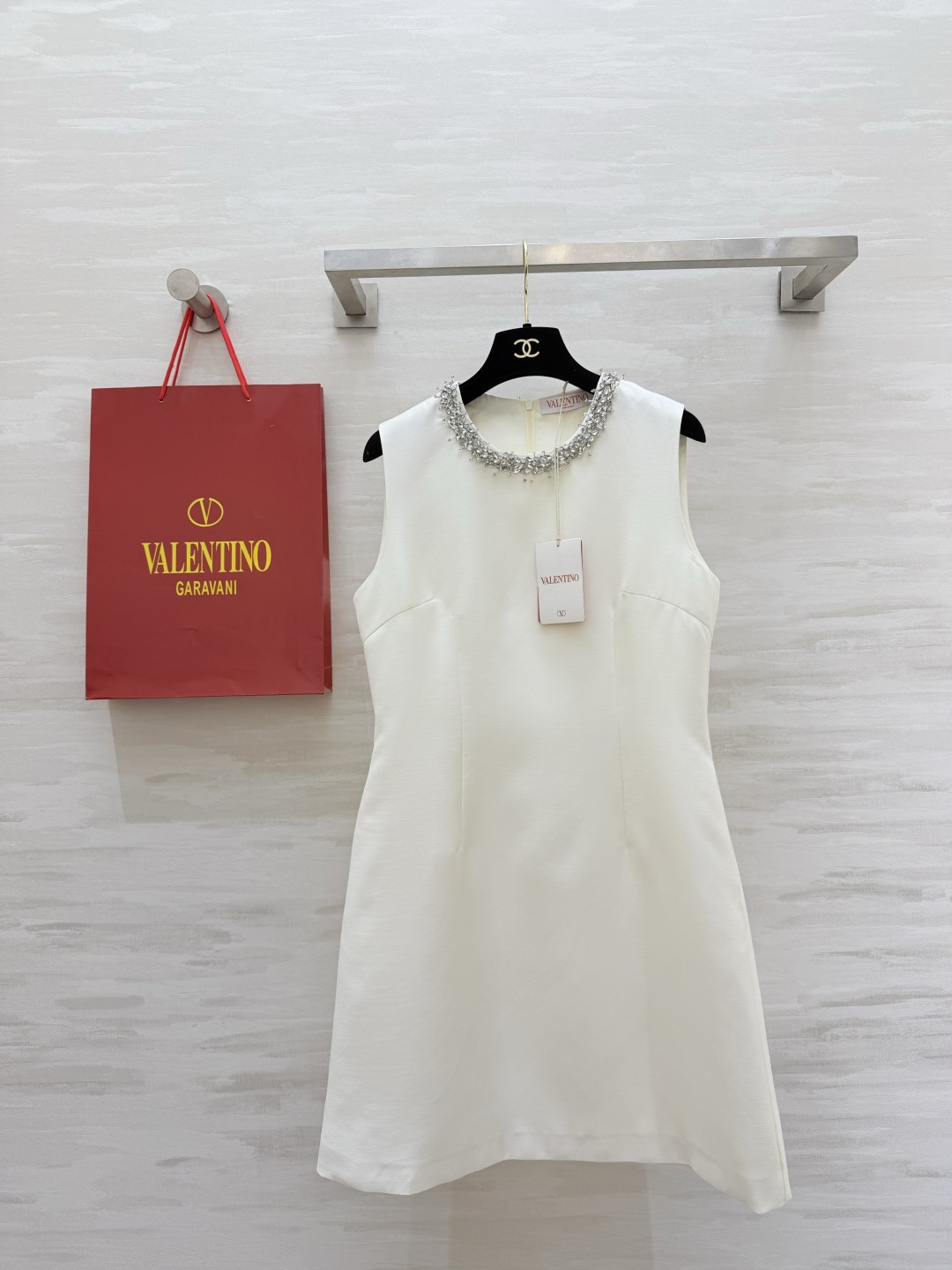 NO:805874,#Valentin's new heavy beaded dress. The round neck is handmade and heavily inlaid with diamonds. The design is ultra-exquisite. It is simple and elegant yet gorgeous. The three-dimensional tailoring is neat. It can easily show your noble temperament. Pair it with high heels or a clutch bag and you can easily get the celebrity style!  High-quality customization, available in stock first size S/M/L/XL (M size bust 88, skirt length 89), valentino, high heels, handbag, skirts,19860909#Valentin新款 重工钉珠连衣裙 圆领纯手工重工镶钻设计超精致 简约优雅又不失华丽感 立体剪裁利落 轻松展现高贵气质 搭配高跟鞋或手拿包 轻松get名媛风！高品质定制 现货首发sizeS/M/L/XL（M码胸围88,裙长89）,,valentino,high heels,handbag,skirts,,Women's clothing