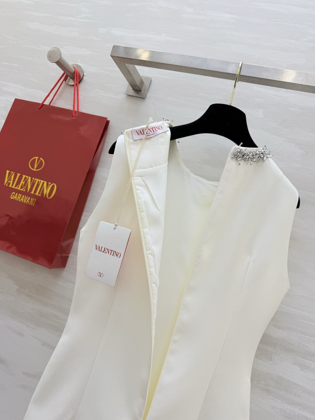 #Valentin♡²⁶新款 重工钉珠连衣裙 圆领纯手工重工镶钻设计超精致 简约优雅又不失华丽感 立体剪