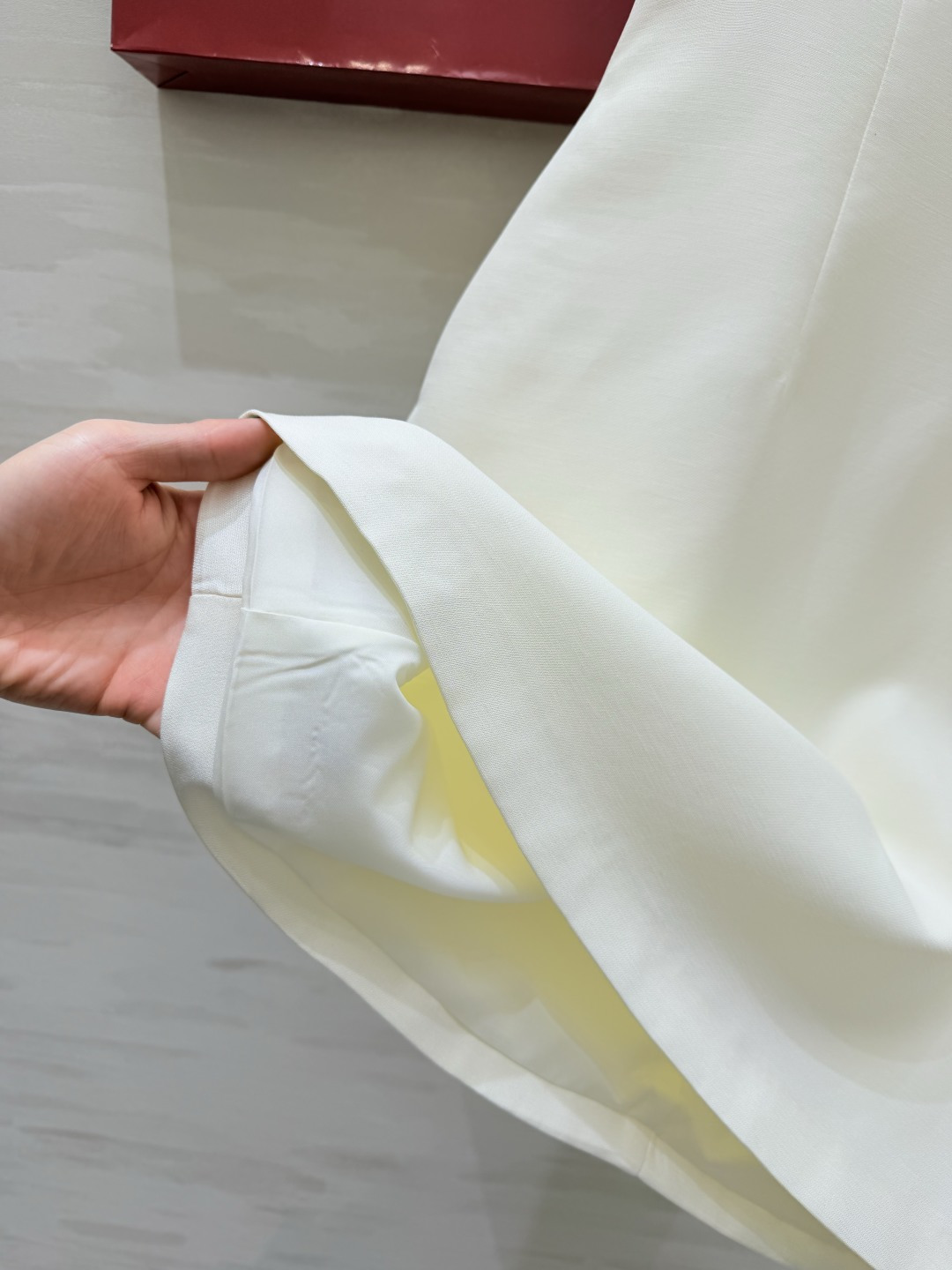 #Valentin♡²⁶新款 重工钉珠连衣裙 圆领纯手工重工镶钻设计超精致 简约优雅又不失华丽感 立体剪