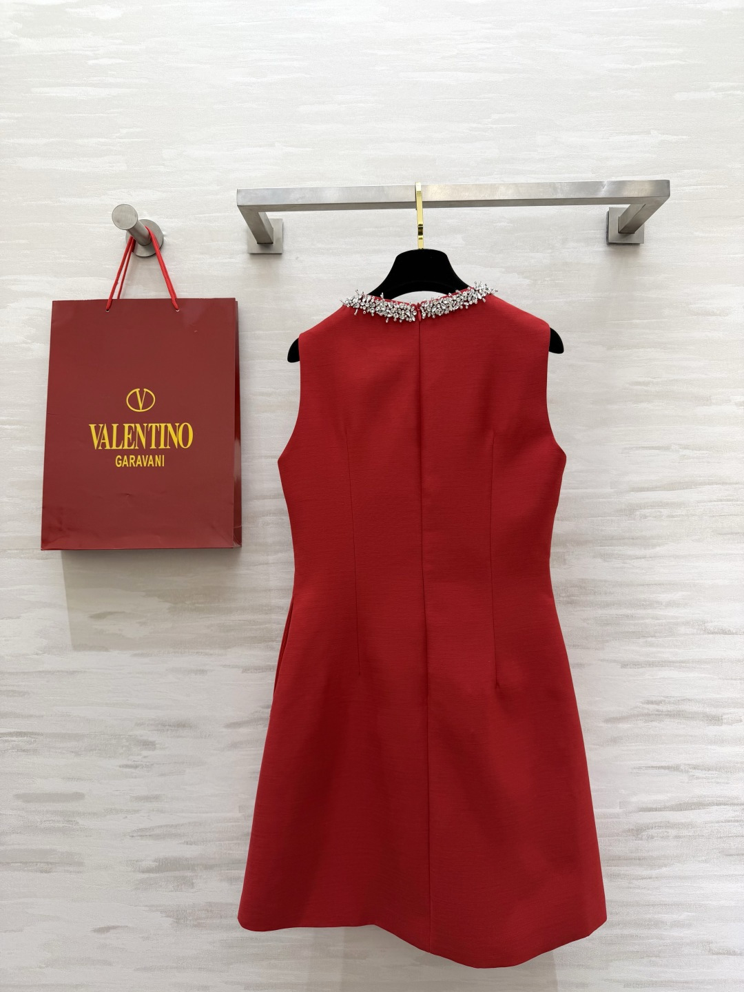 #Valentin♡²⁶新款 重工钉珠连衣裙 圆领纯手工重工镶钻设计超精致 简约优雅又不失华丽感 立体剪