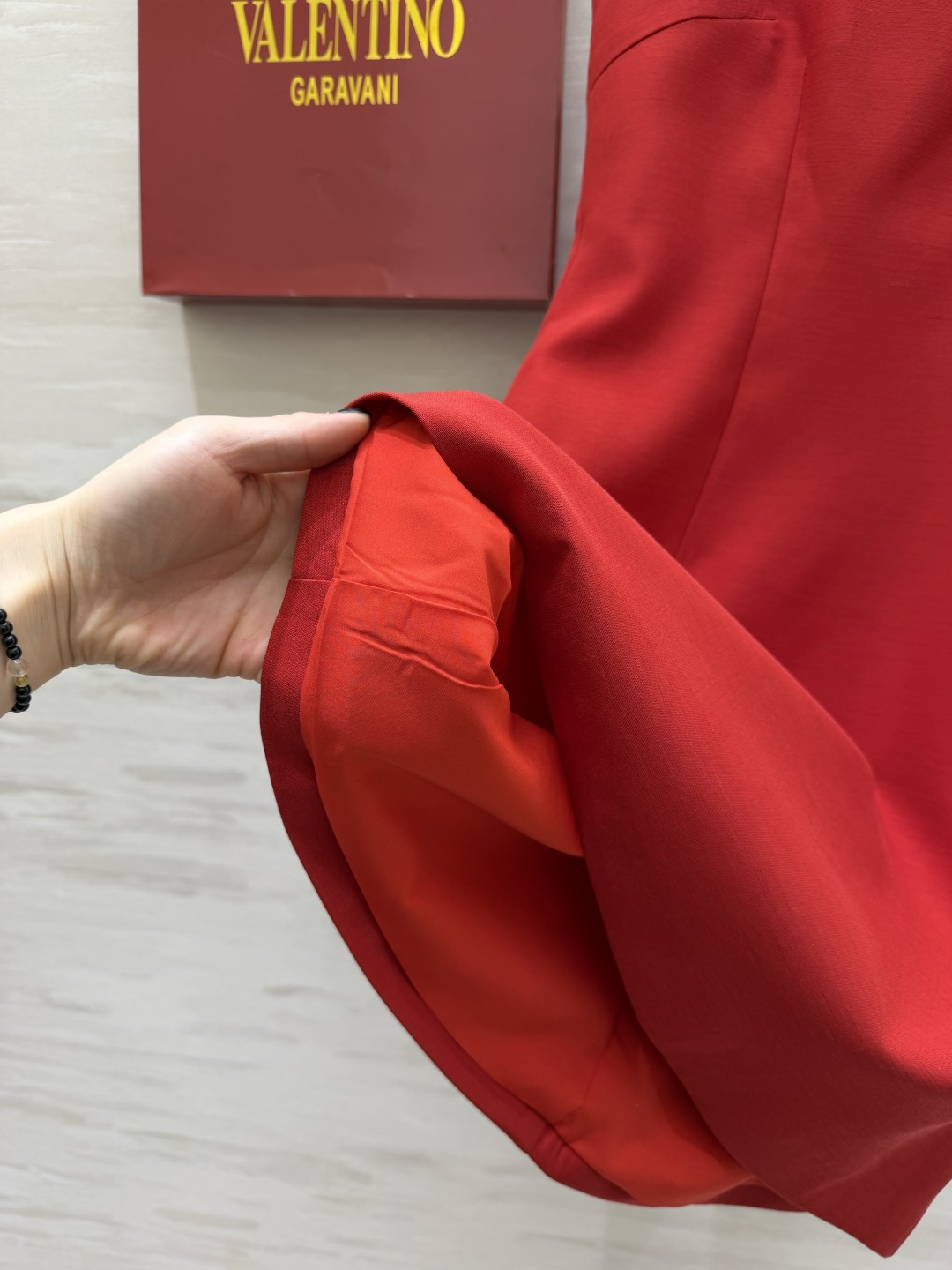 #Valentin♡²⁶新款 重工钉珠连衣裙 圆领纯手工重工镶钻设计超精致 简约优雅又不失华丽感 立体剪