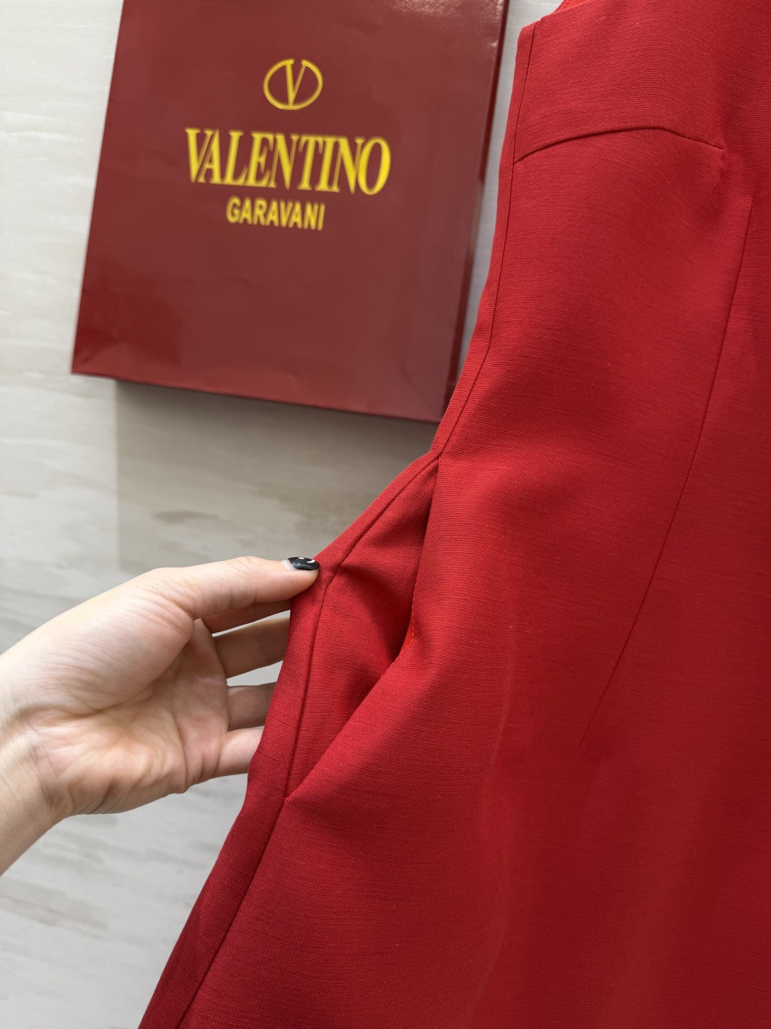 #Valentin♡²⁶新款 重工钉珠连衣裙 圆领纯手工重工镶钻设计超精致 简约优雅又不失华丽感 立体剪