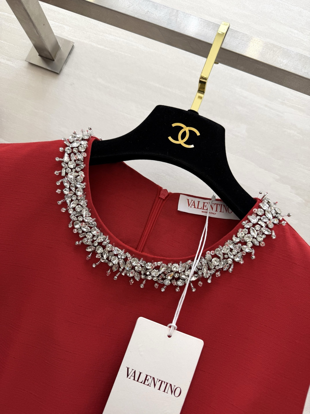 #Valentin♡²⁶新款 重工钉珠连衣裙 圆领纯手工重工镶钻设计超精致 简约优雅又不失华丽感 立体剪