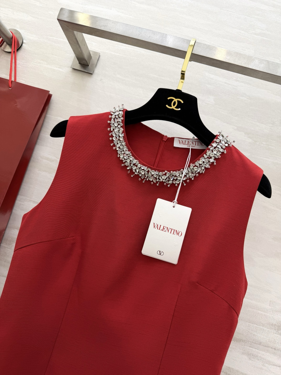 #Valentin♡²⁶新款 重工钉珠连衣裙 圆领纯手工重工镶钻设计超精致 简约优雅又不失华丽感 立体剪