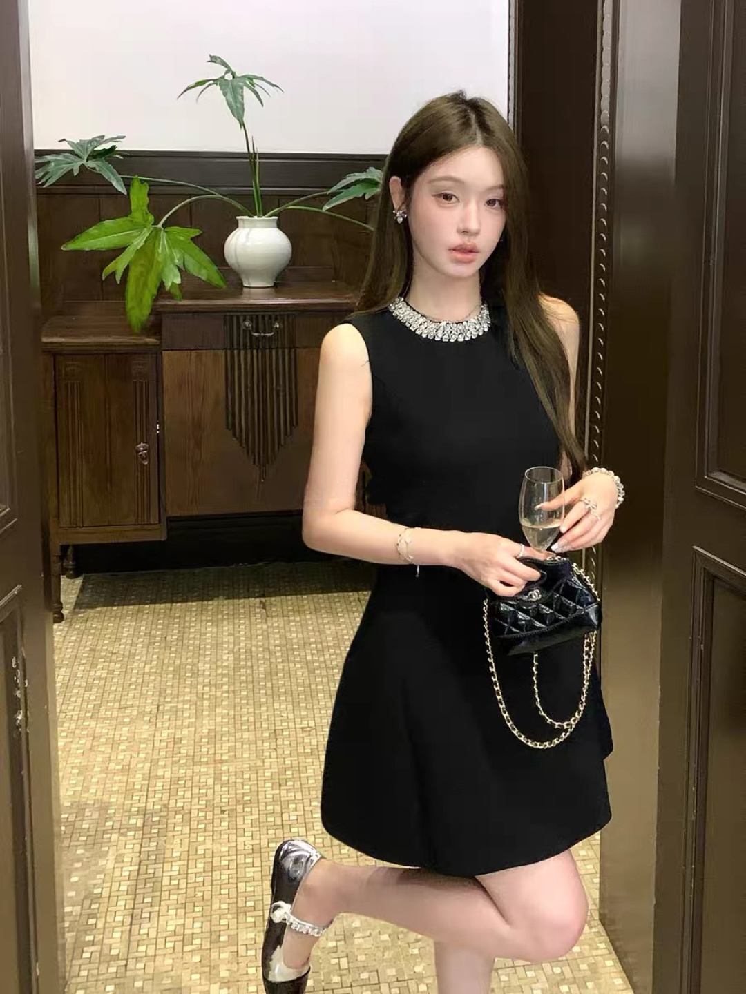 #Valentin♡²⁶新款 重工钉珠连衣裙 圆领纯手工重工镶钻设计超精致 简约优雅又不失华丽感 立体剪