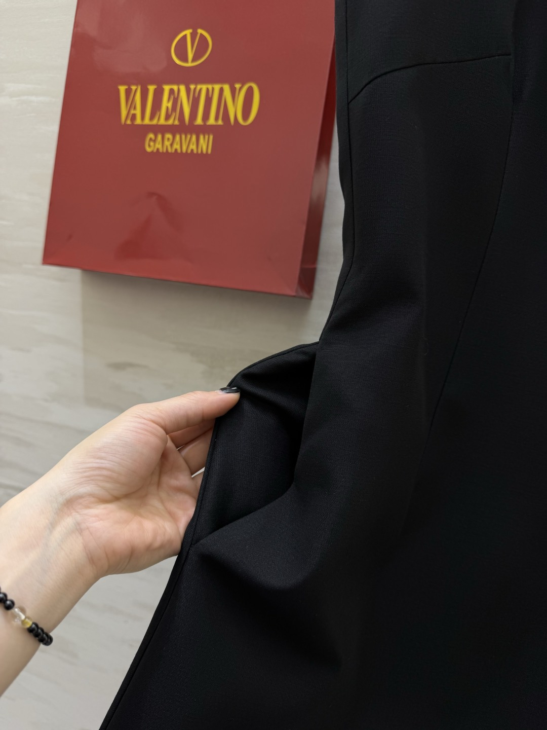 #Valentin♡²⁶新款 重工钉珠连衣裙 圆领纯手工重工镶钻设计超精致 简约优雅又不失华丽感 立体剪