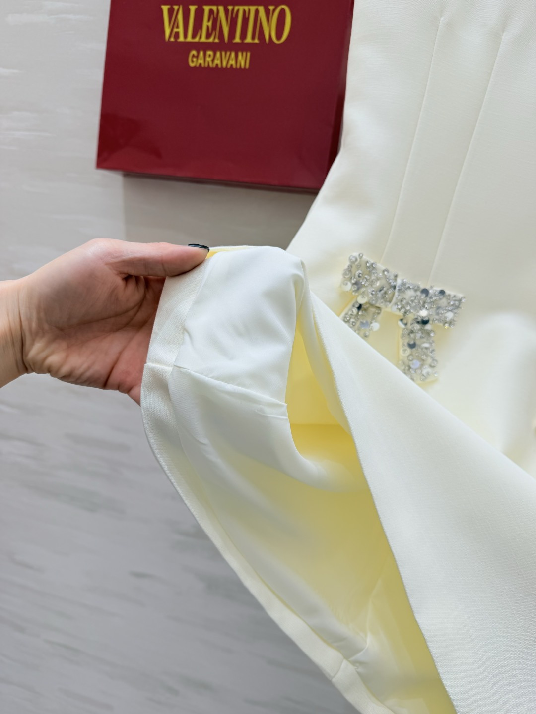 #Valentin♡²⁶新款 重工蝴蝶结钉珠无袖连衣裙 采用进口三醋酸复合面料 柔软滑爽 裙身两侧亮钻蝴